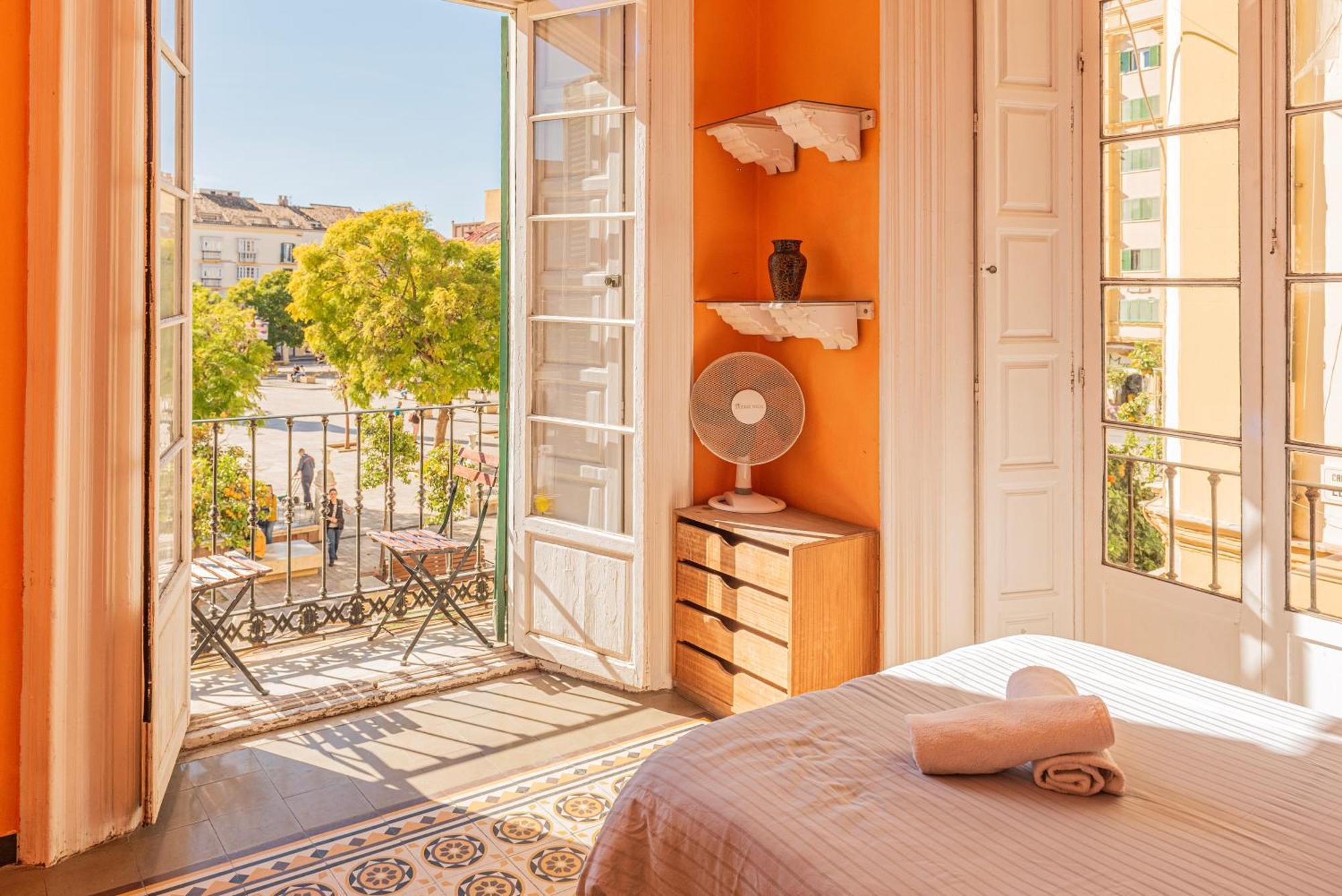 Private Rooms In Historic Building On The Square Malaga Zewnętrze zdjęcie
