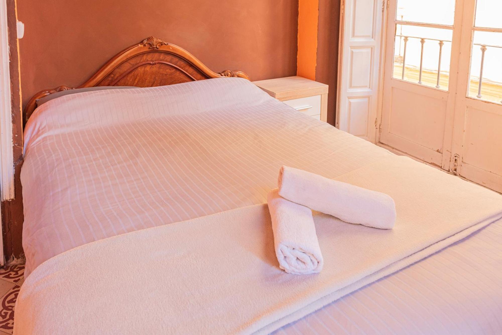 Private Rooms In Historic Building On The Square Malaga Zewnętrze zdjęcie