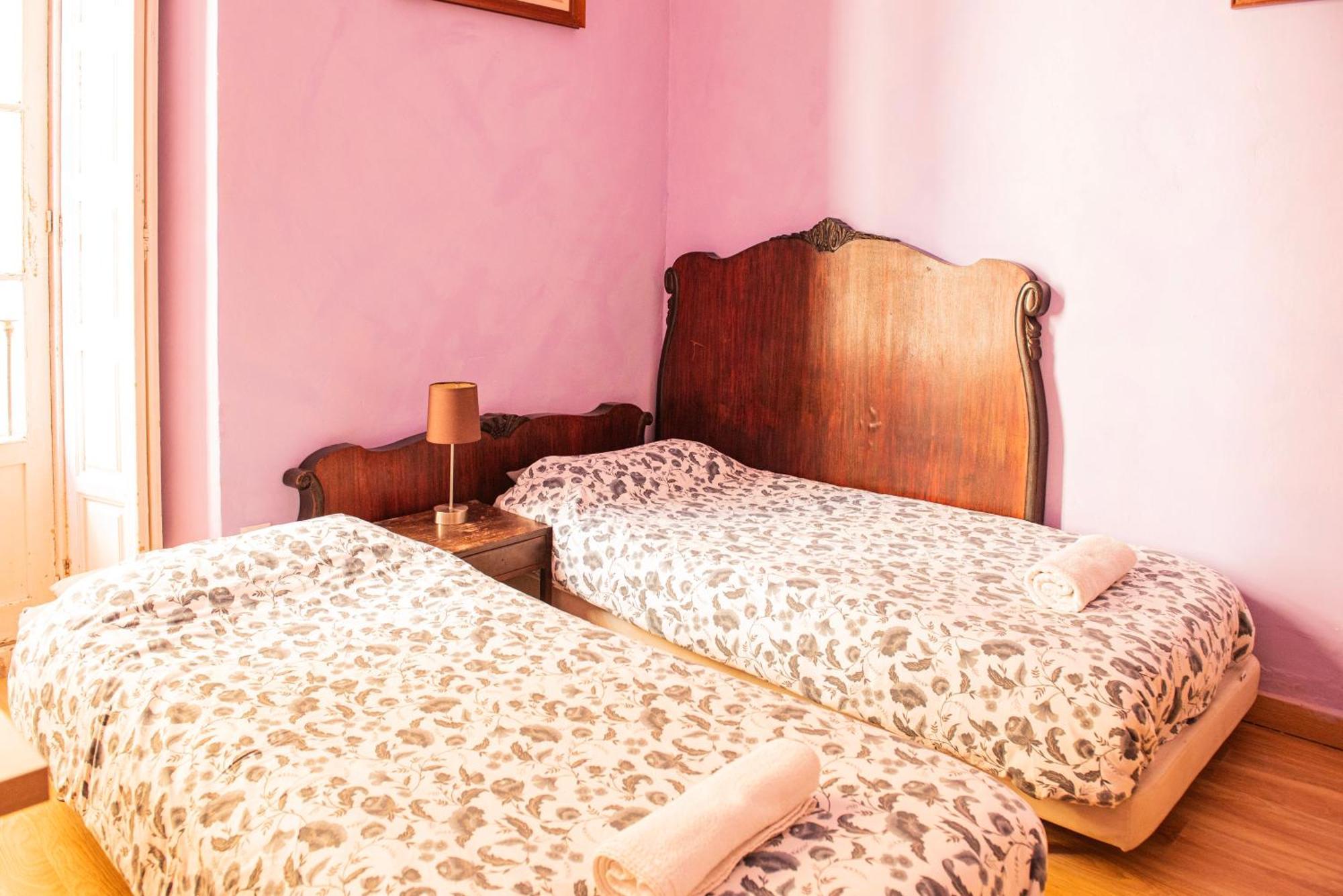 Private Rooms In Historic Building On The Square Malaga Zewnętrze zdjęcie