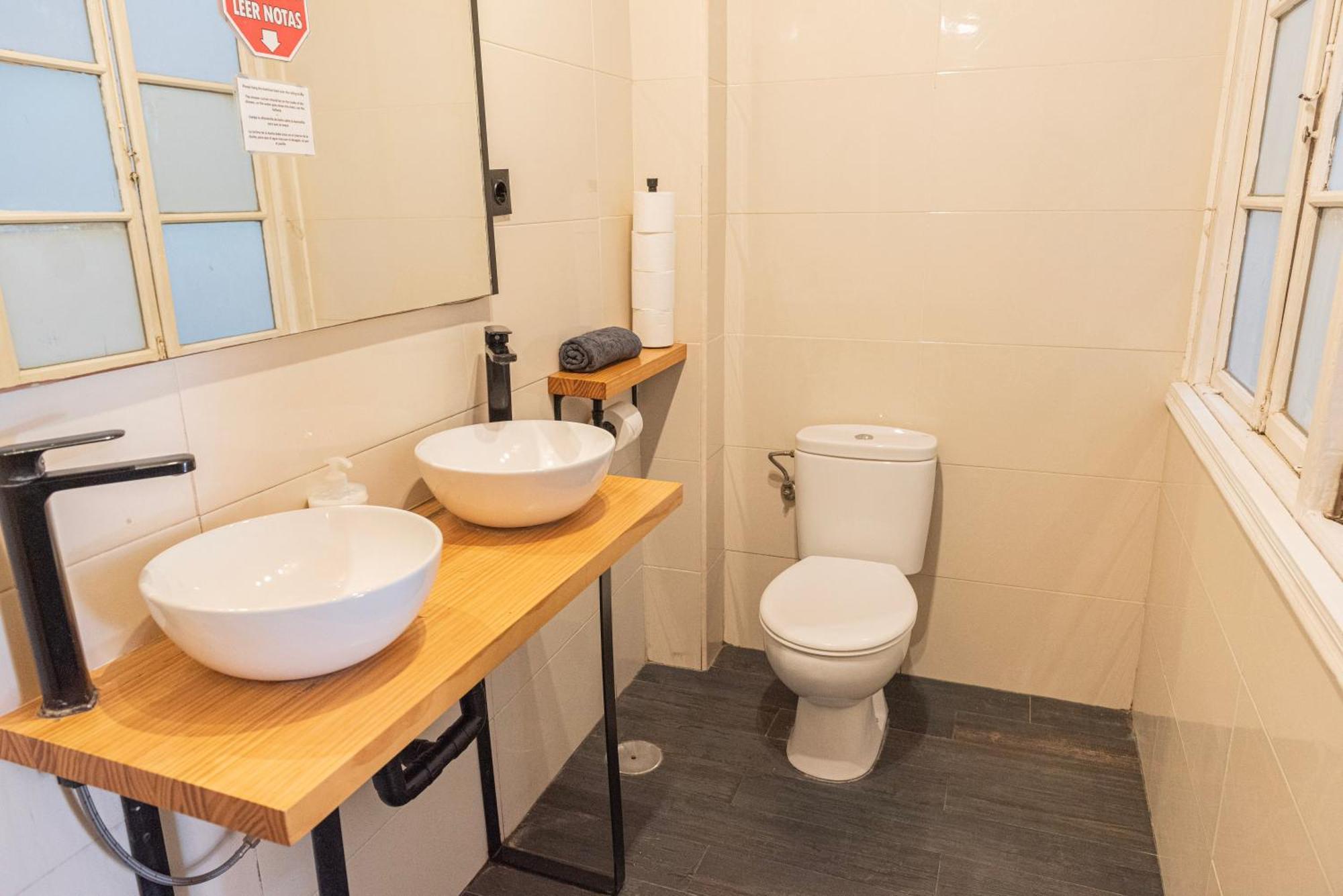 Private Rooms In Historic Building On The Square Malaga Zewnętrze zdjęcie