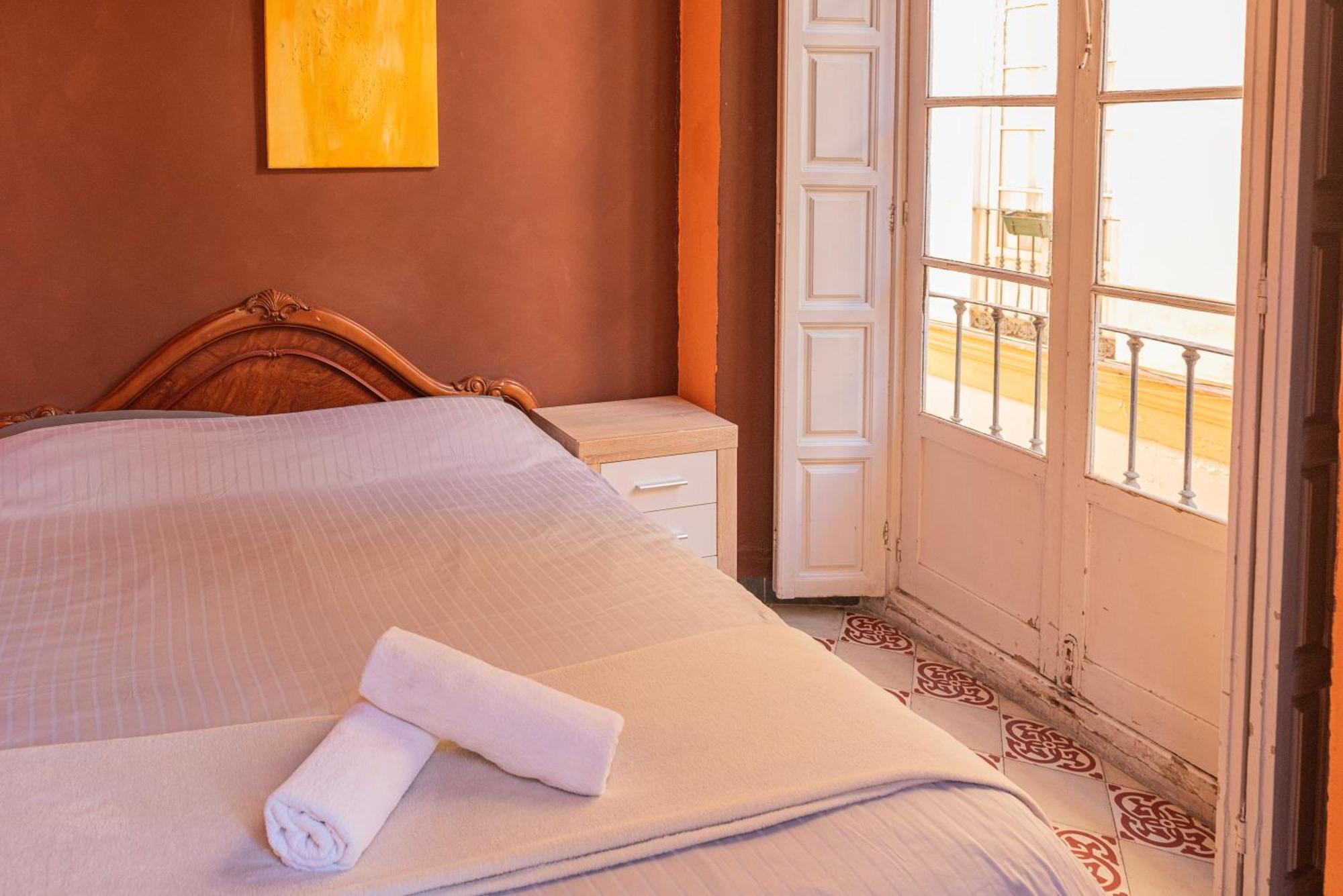 Private Rooms In Historic Building On The Square Malaga Zewnętrze zdjęcie