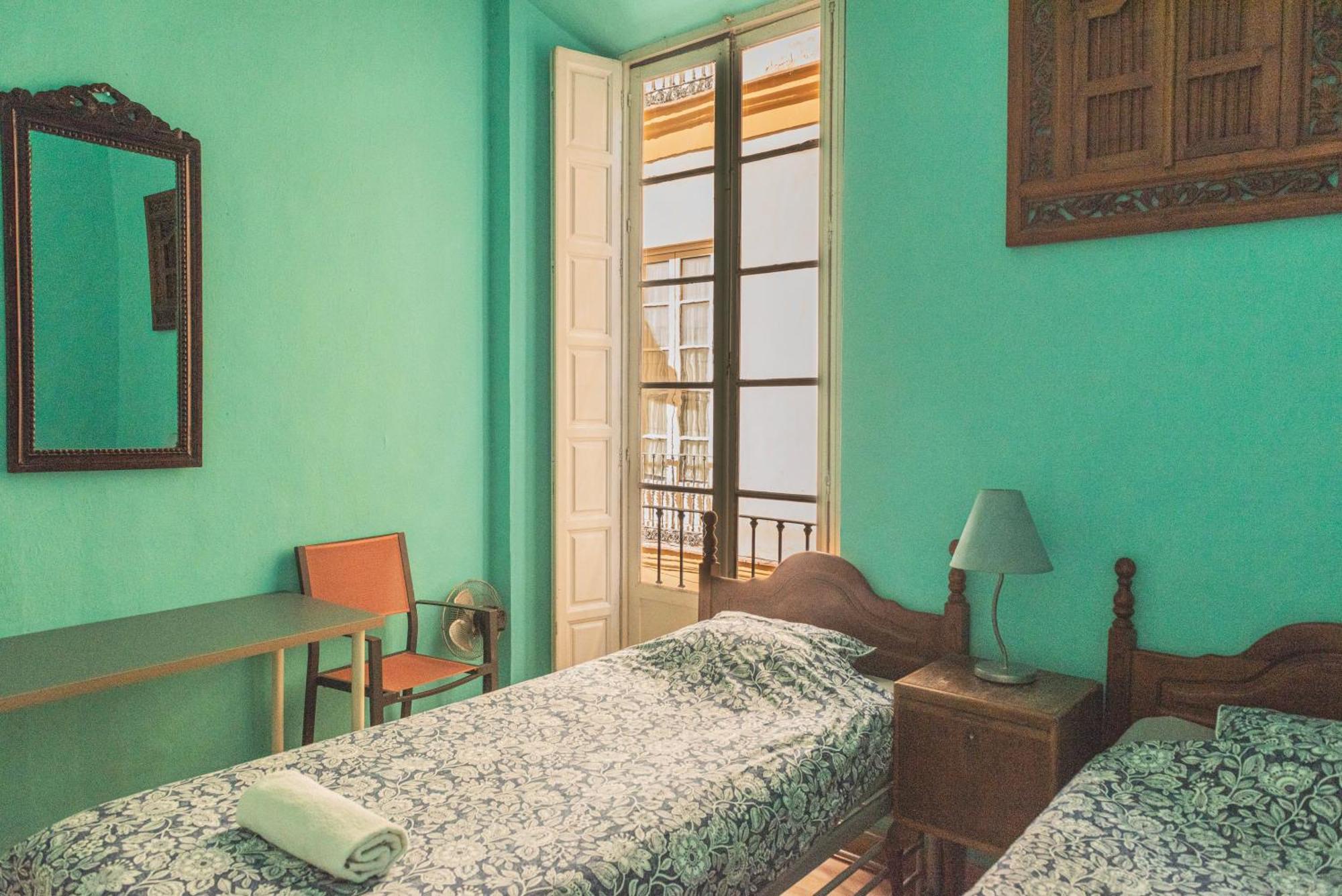 Private Rooms In Historic Building On The Square Malaga Zewnętrze zdjęcie