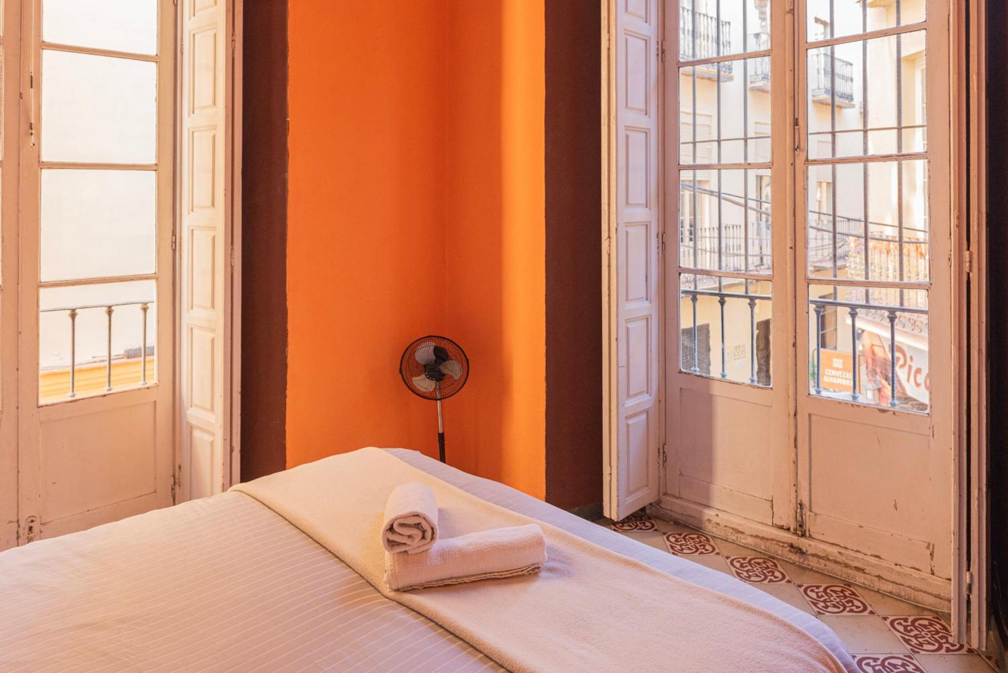 Private Rooms In Historic Building On The Square Malaga Zewnętrze zdjęcie